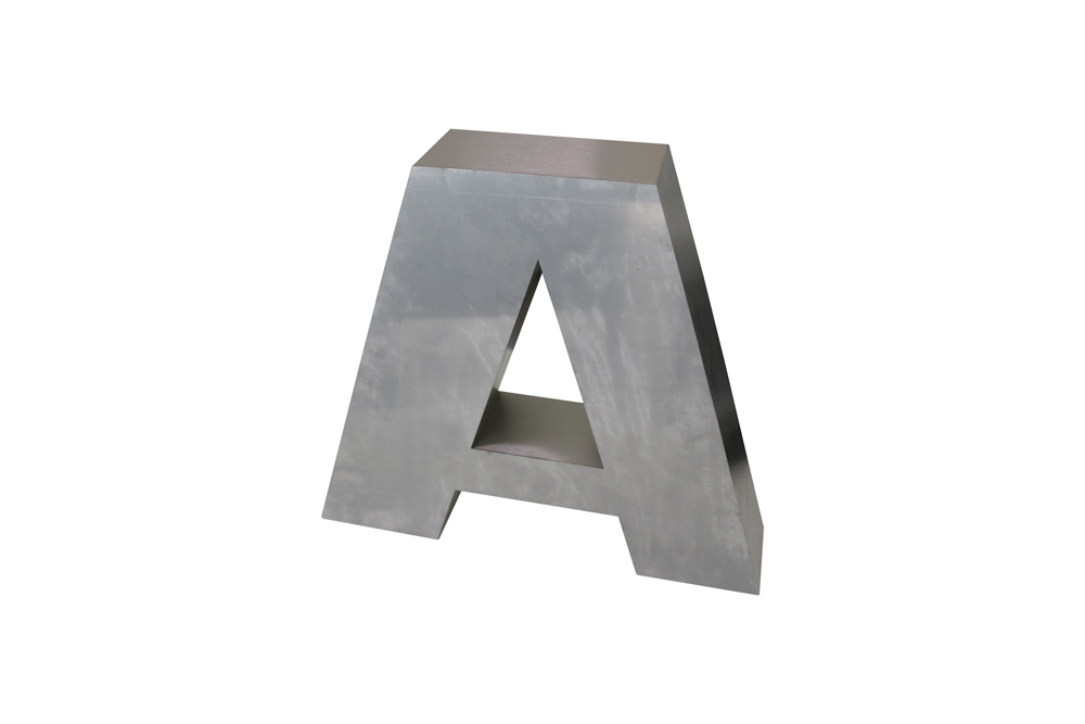 Letra monobloco em alumínio (costas).
